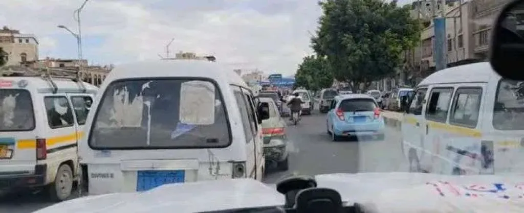 موكب عرس يقطع شارع الستين في صنعاء ويشل حركة المرور